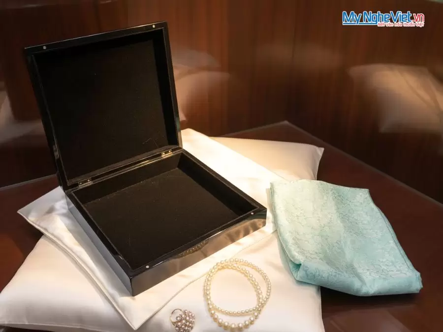 Bộ quà tặng cặp vỏ gối lụa họa tiết cúc xanh mint và hộp sơn mài cao cấp