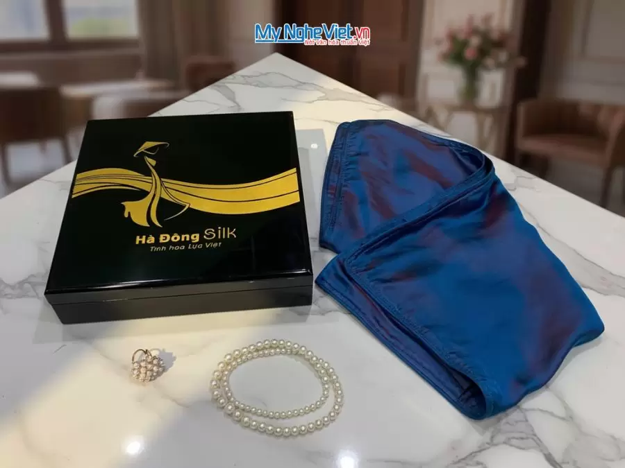 Bộ quà tặng cặp vỏ gối lụa và hộp sơn mài cao cấp