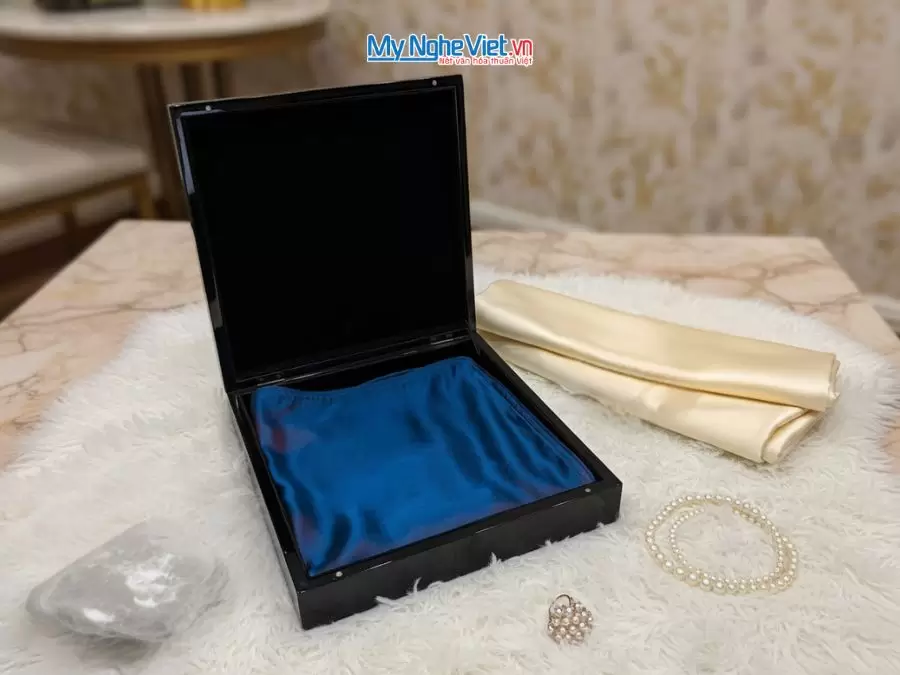 Bộ quà tặng cặp vỏ gối lụa và hộp sơn mài cao cấp
