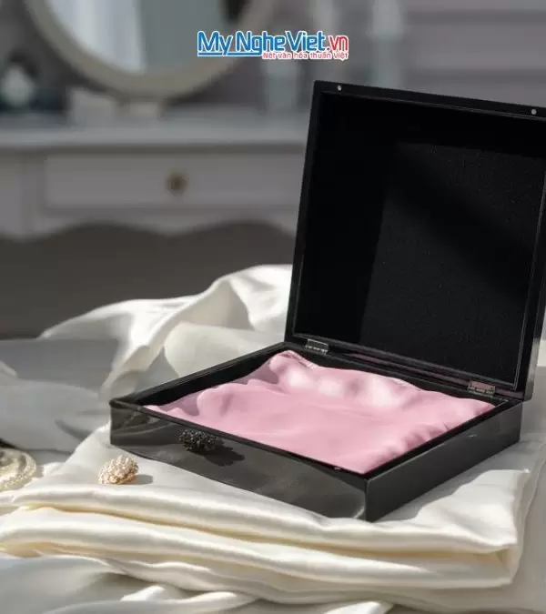 Bộ quà tặng cặp vỏ gối lụa và hộp sơn mài cao cấp
