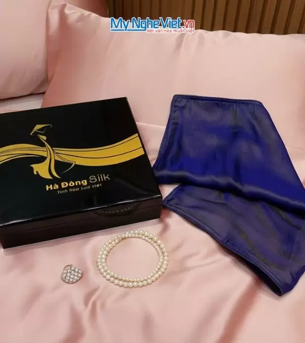 Bộ quà tặng vỏ gối lụa màu tím vàng đồng và hộp sơn mài cao cấp