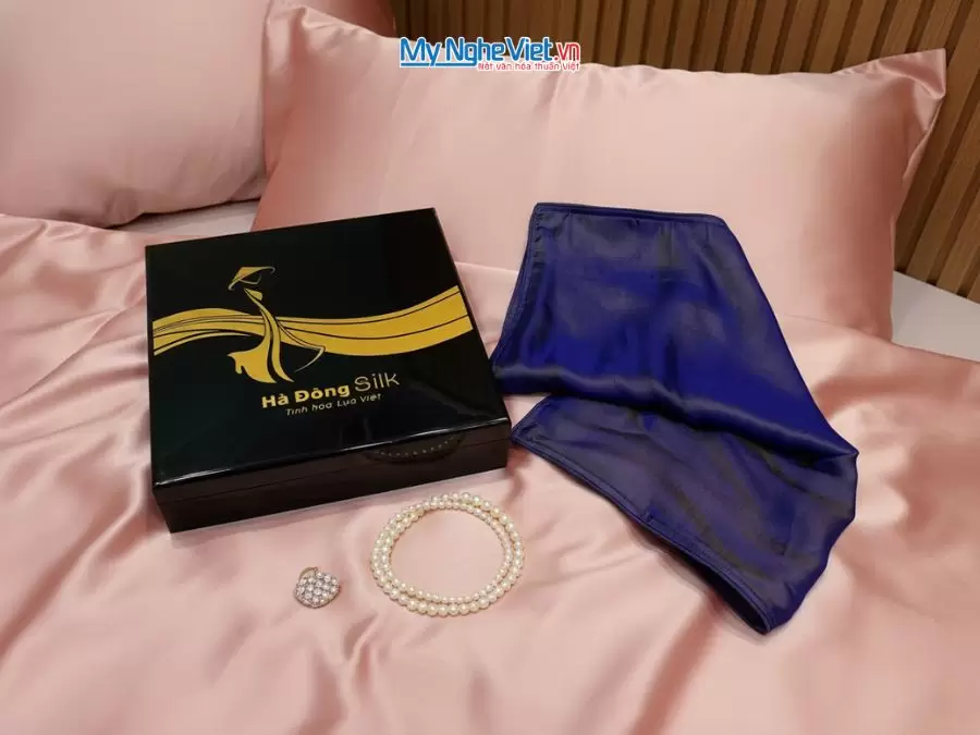 Bộ quà tặng vỏ gối lụa màu tím vàng đồng và hộp sơn mài cao cấp