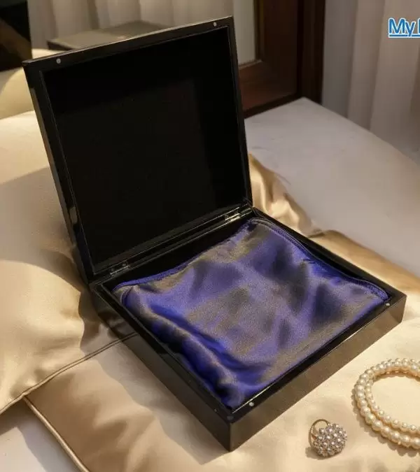 Bộ quà tặng vỏ gối lụa màu tím vàng đồng và hộp sơn mài cao cấp