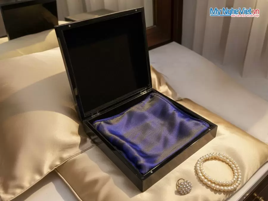 Bộ quà tặng vỏ gối lụa màu tím vàng đồng và hộp sơn mài cao cấp