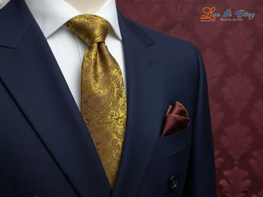 Cà vạt lụa tơ tằm họa tiết đuôi công vàng