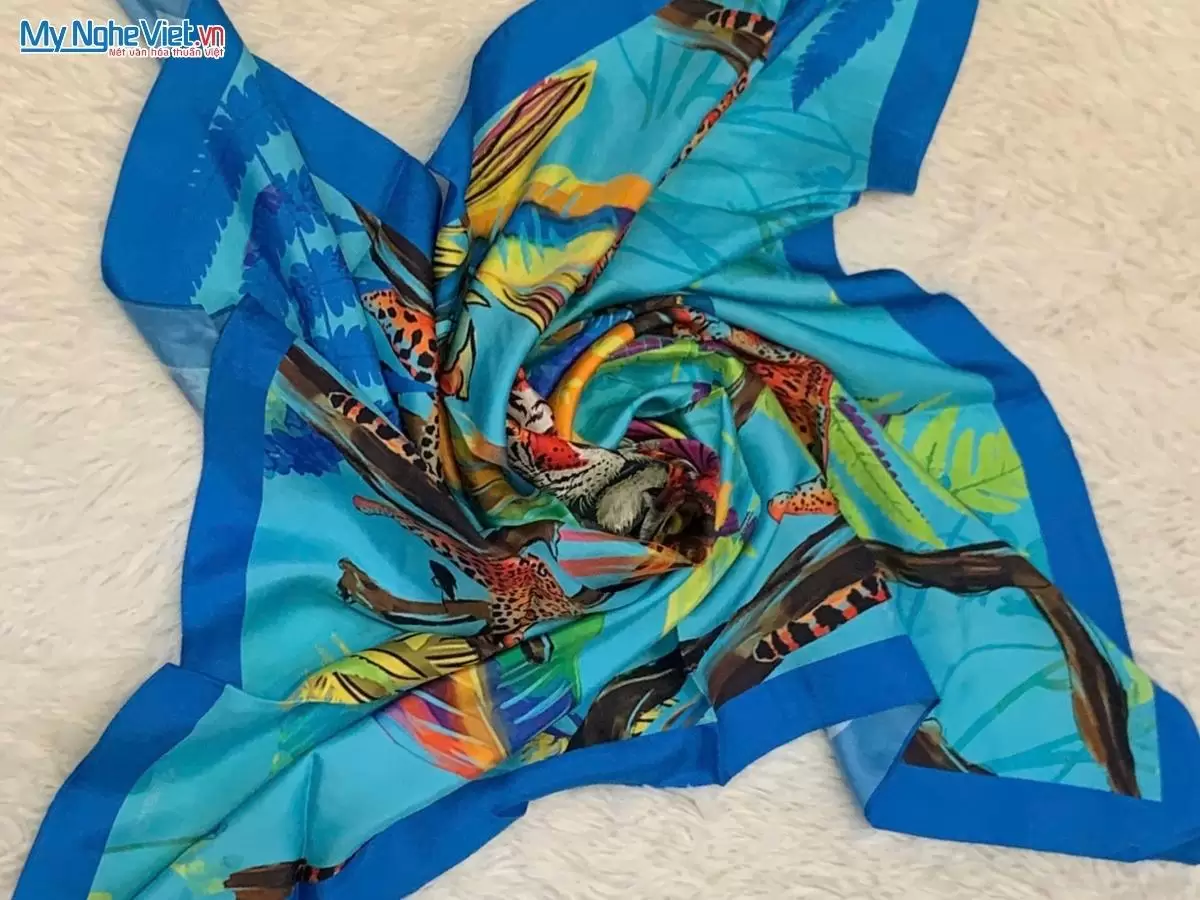 Khăn lụa tơ tằm in họa tiết nghệ thuật