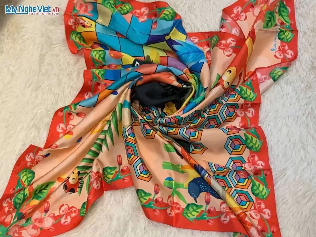 Khăn lụa tơ tằm in họa tiết nghệ thuật