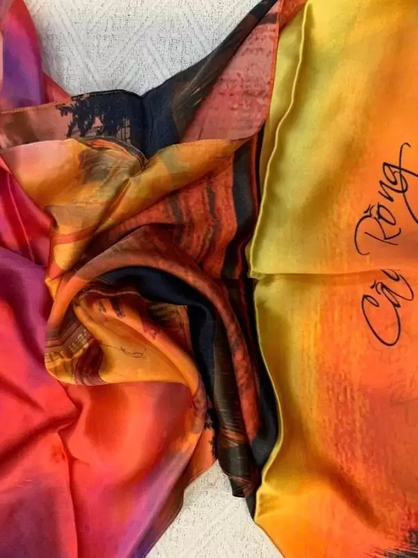 Khăn lụa tơ tằm in họa tiết nghệ thuật cao cấp