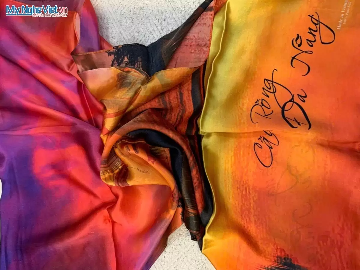 Khăn lụa tơ tằm in họa tiết nghệ thuật cao cấp