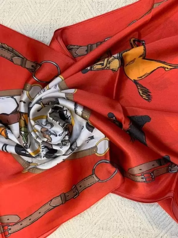 Khăn lụa tơ tằm in họa tiết nghệ thuật cao cấp