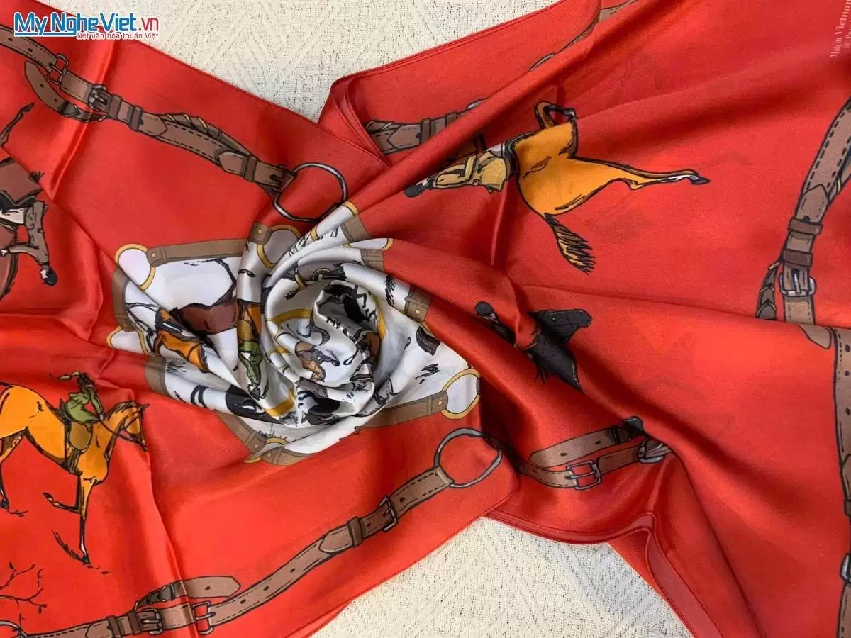 Khăn lụa tơ tằm in họa tiết nghệ thuật cao cấp