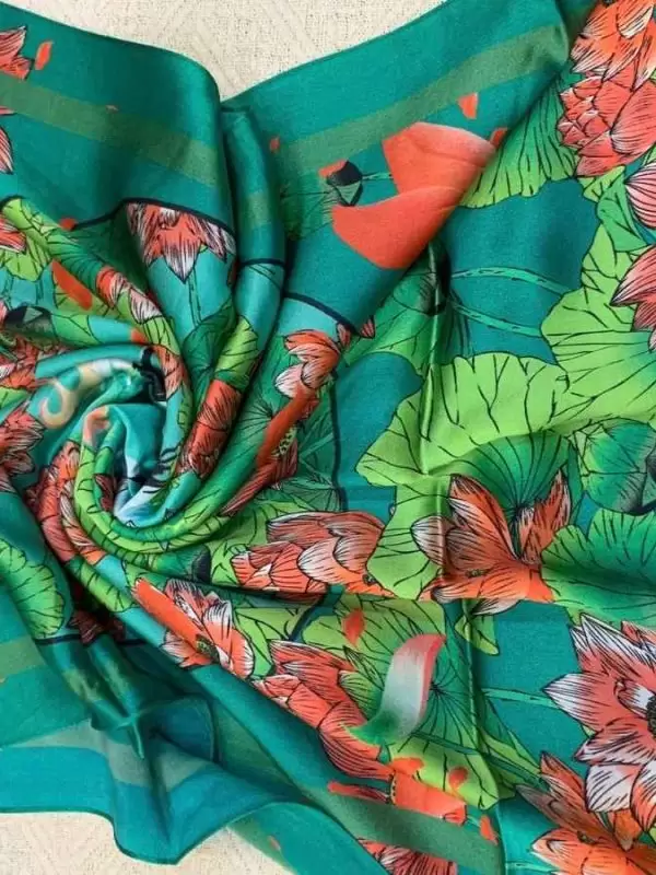 Khăn lụa tơ tằm in họa tiết nghệ thuật cao cấp