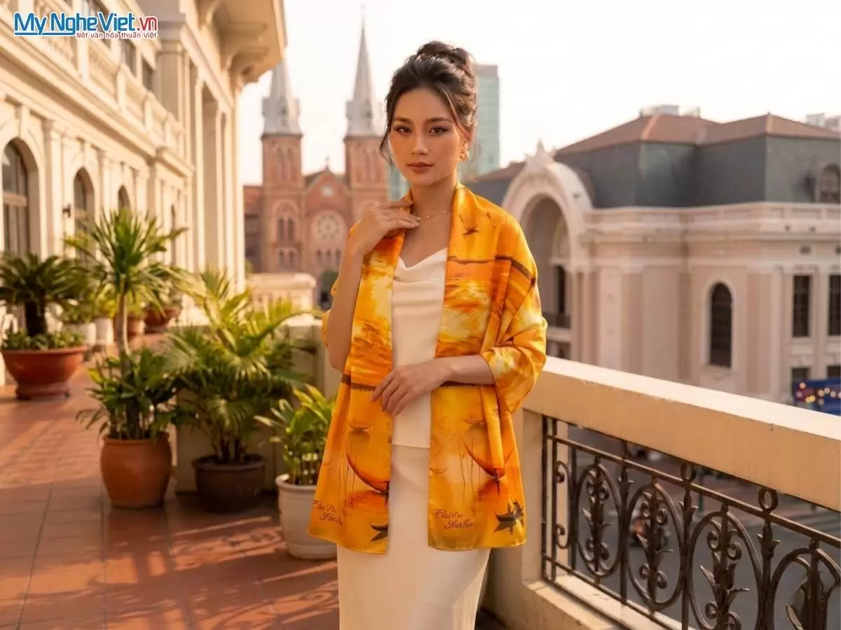 Khăn lụa tơ tằm in họa tiết nghệ thuật cao cấp