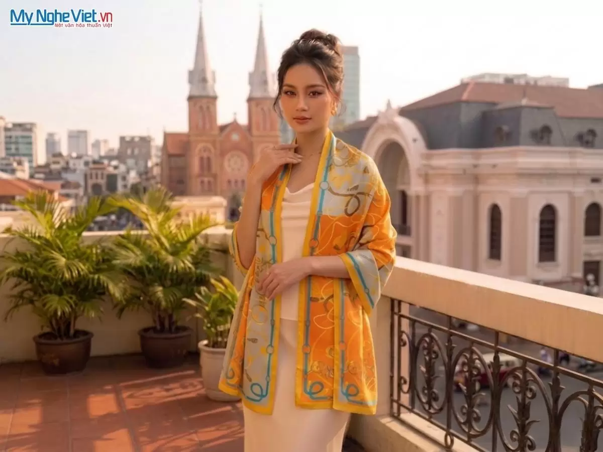 Khăn lụa tơ tằm in họa tiết nghệ thuật cao cấp