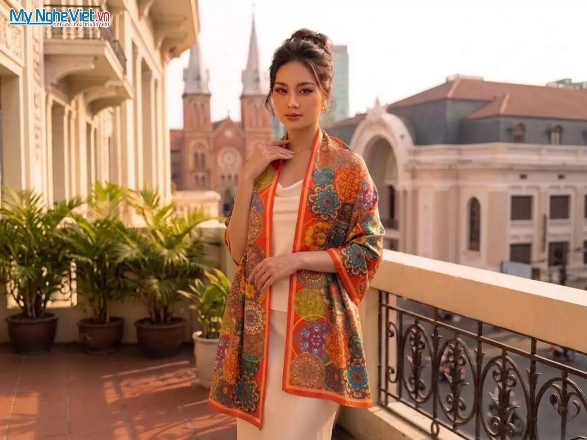 Khăn lụa tơ tằm in họa tiết nghệ thuật cao cấp