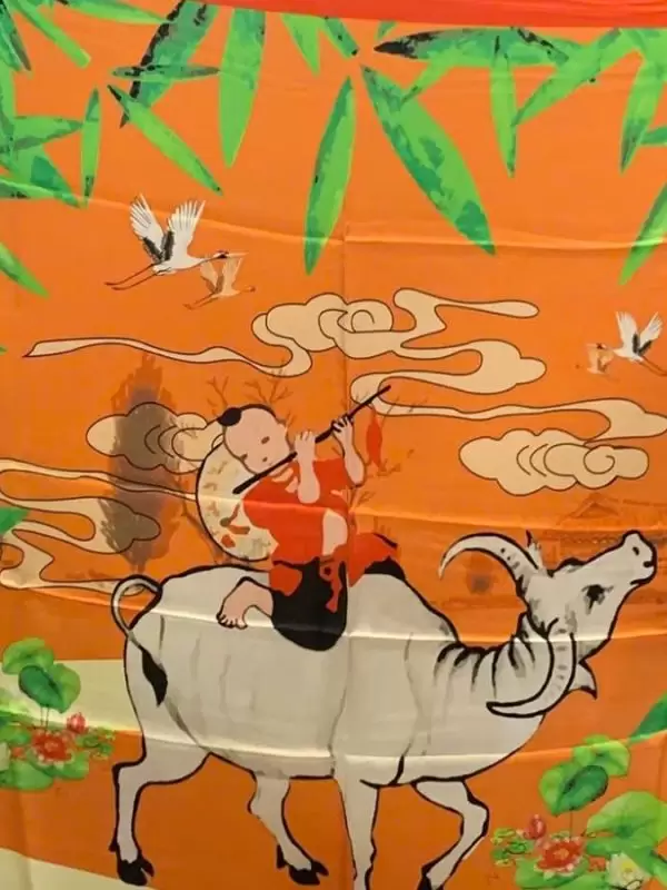 Khăn lụa tơ tằm in họa tiết nghệ thuật