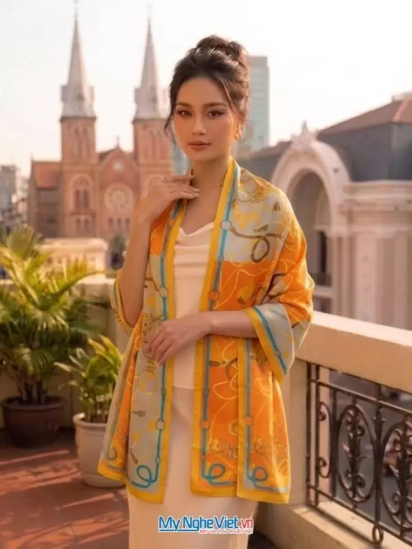 Khăn lụa tơ tằm in họa tiết nghệ thuật cao cấp