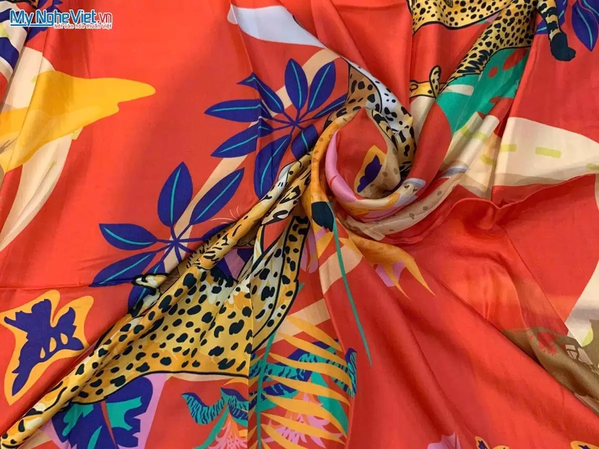 Khăn lụa tơ tằm in họa tiết nghệ thuật