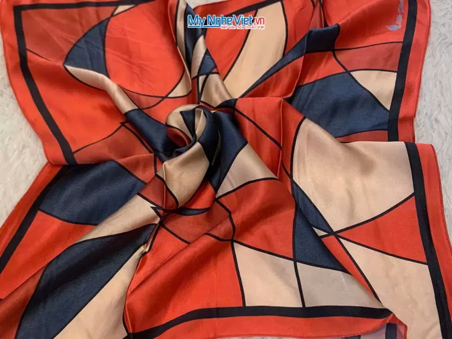 Khăn lụa tơ tằm in họa tiết nghệ thuật cao cấp