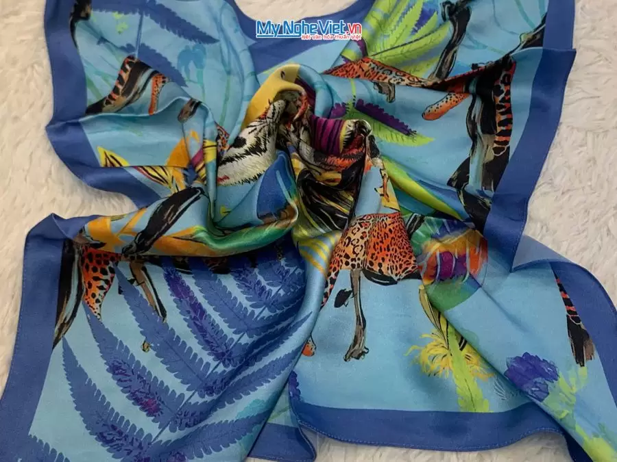 Khăn lụa tơ tằm in họa tiết nghệ thuật cao cấp