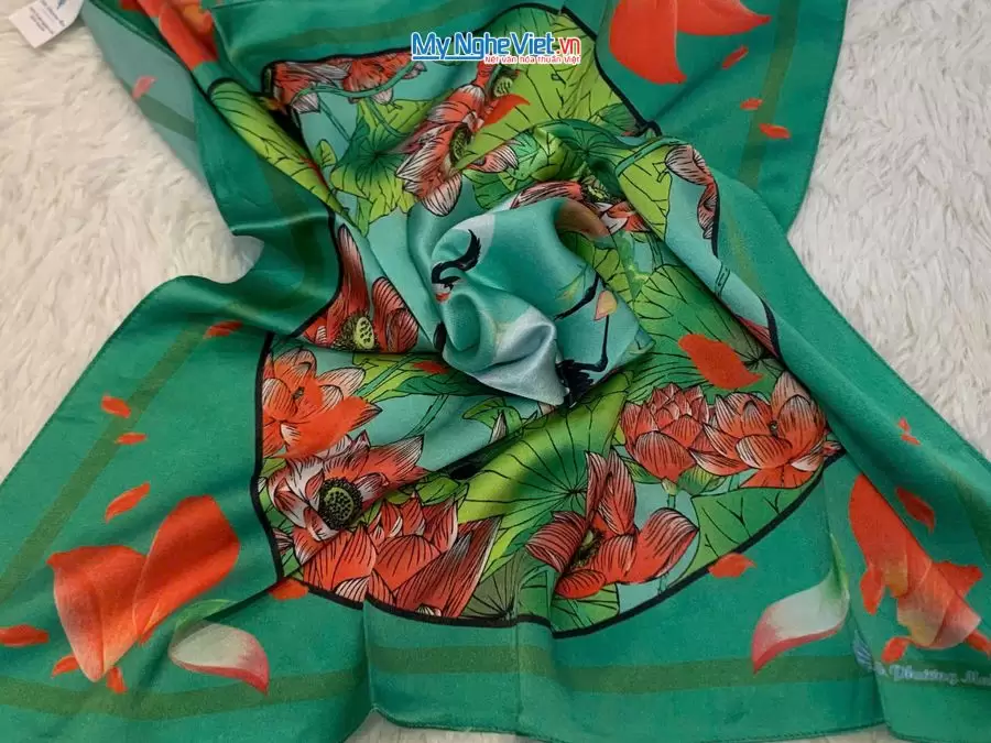 Khăn lụa tơ tằm in họa tiết nghệ thuật cao cấp