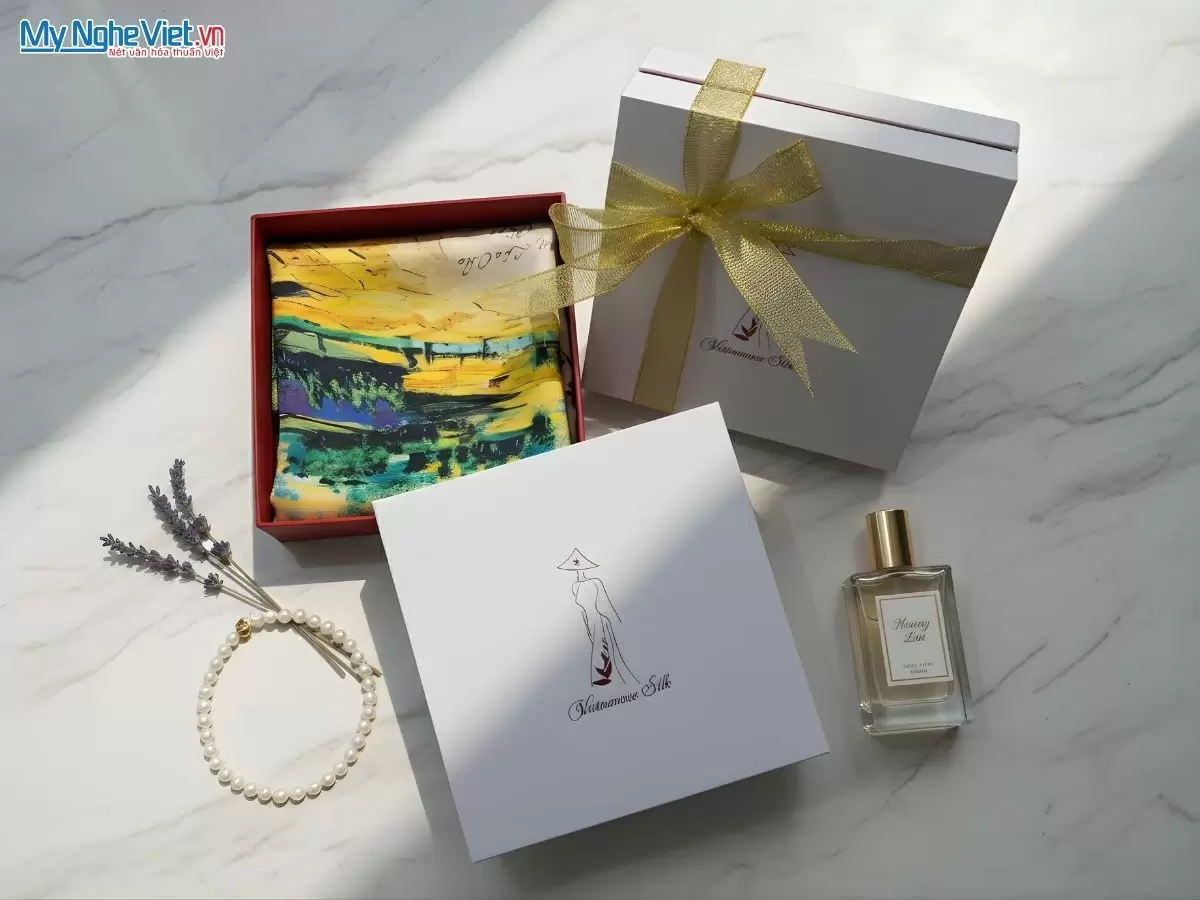 quà tặng khăn lụa tơ tằm in họa tiết nghệ thuật cao cấp