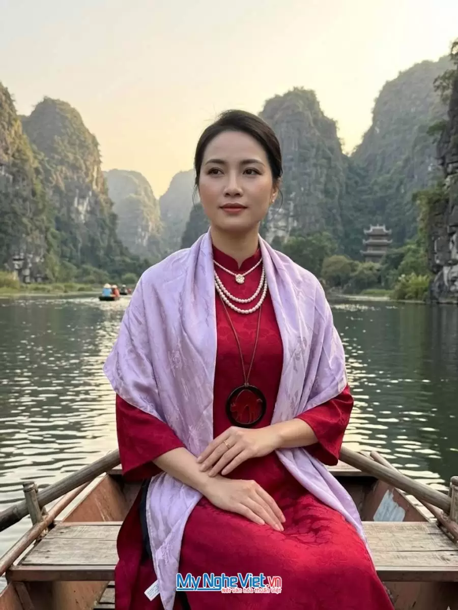 Khăn lụa Hà Động họa tiết cá sen 100% silk tím cà 110x110 KLNL0001