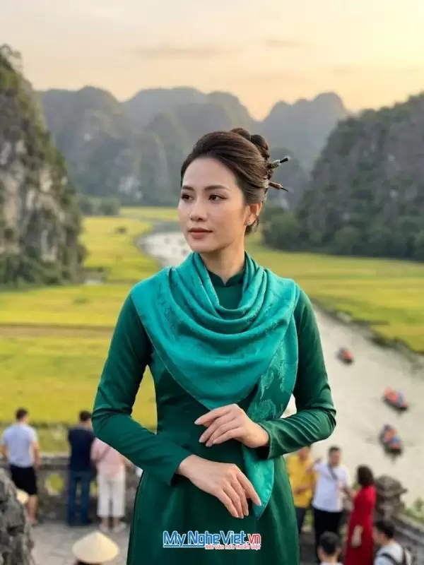 Khăn lụa Hà Động họa tiết cá sen 100% silk xanh mint 110x110 KLNL0001-1