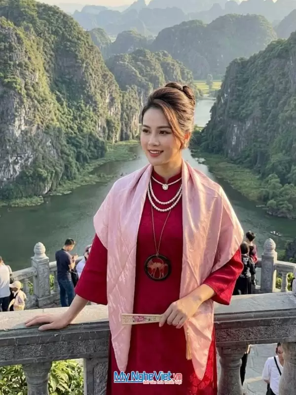 Khăn lụa Hà Động họa tiết cá sen 100% silk 95x95 KLNL95