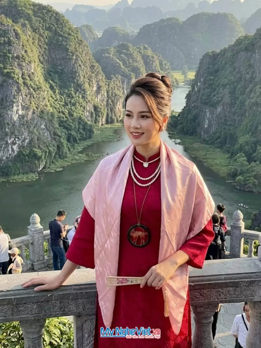 Khăn lụa Hà Động họa tiết cá sen 100% silk 95x95 KLNL95