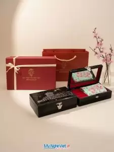Bộ quà tặng khăn lụa vẽ tay cao cấp và hộp trang sức sơn mài vẽ chợ Bến Thành