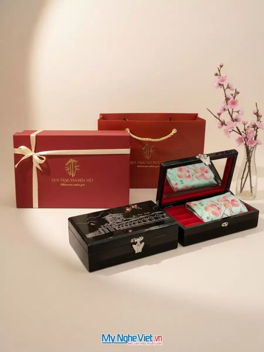 Bộ quà tặng khăn lụa vẽ tay cao cấp và hộp trang sức sơn mài vẽ chợ Bến Thành