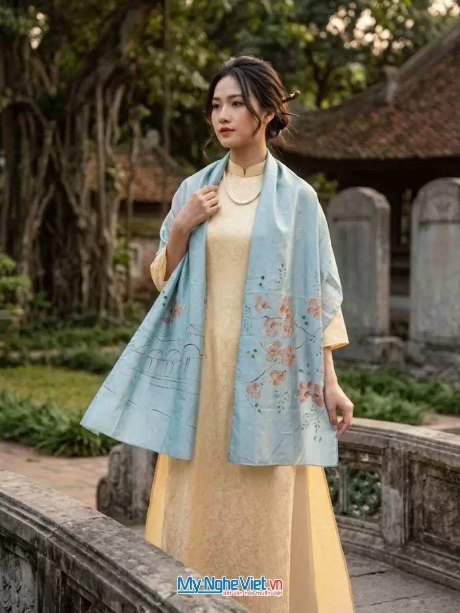 Bộ quà tặng khăn lụa vẽ tay cao cấp và hộp trang sức sơn mài vẽ chợ Bến Thành