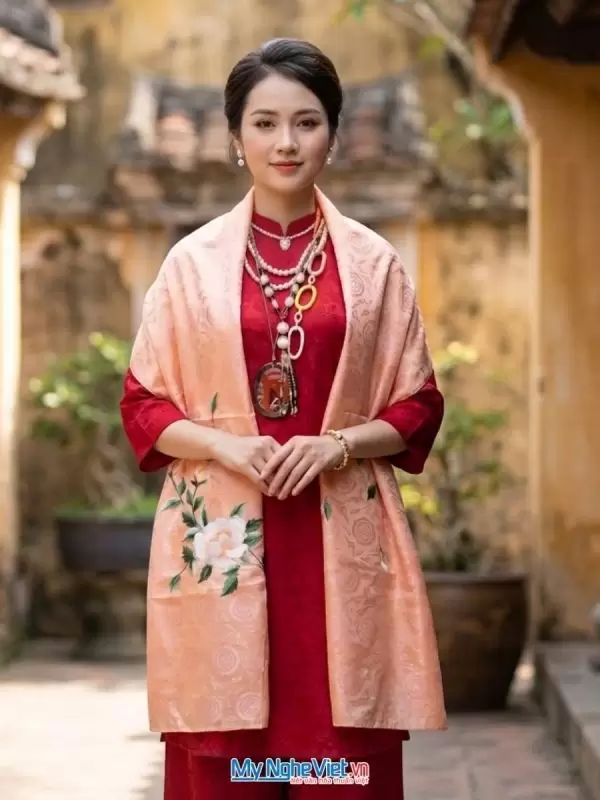 Khăn lụa tơ tằm thêu hoa màu hồng cam
