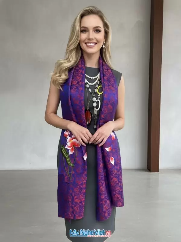Khăn lụa tơ tằm thêu hoa màu xanh tím