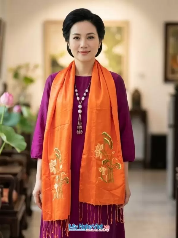 Khăn lụa tơ tằm thêu sen
