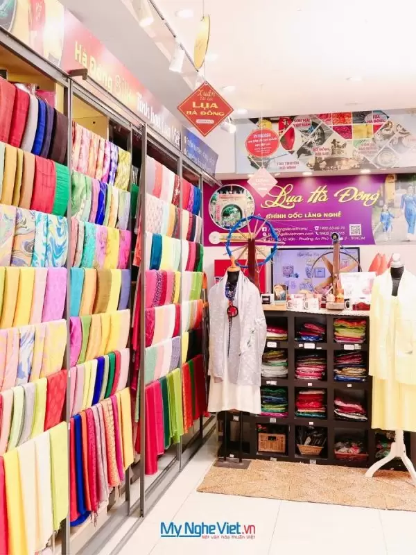 Showroom khăn lụa Việt tại TP.HCM