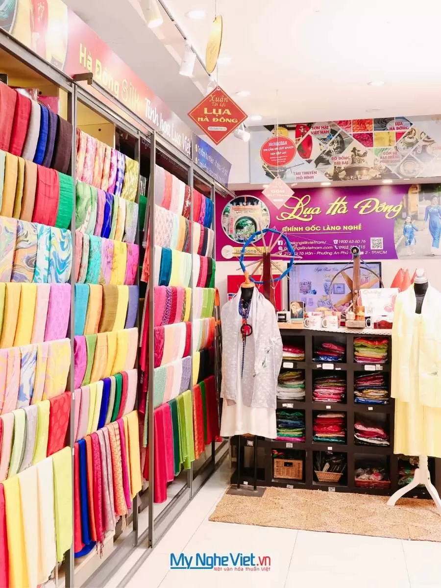 Showroom khăn lụa Việt tại TP.HCM