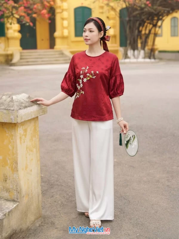 Áo lụa may sẵn tay lỡ sóng mây đỏ đô thêu hoa