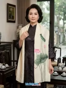 Khăn lụa đũi tơ tằm thêu tay hoa sen 100% silk cao cấp
