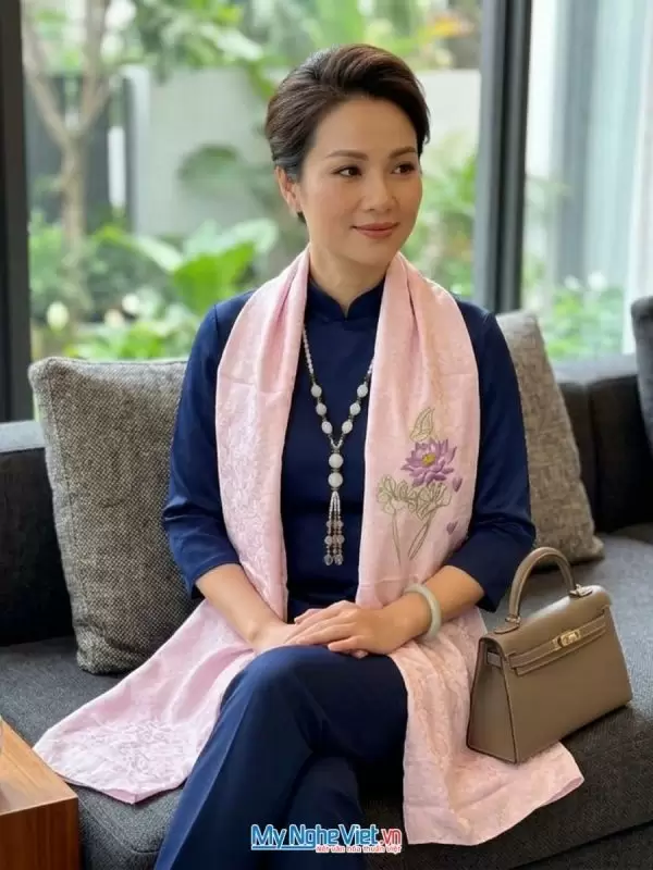 Khăn lụa tơ tằm thêu tay cao cấp