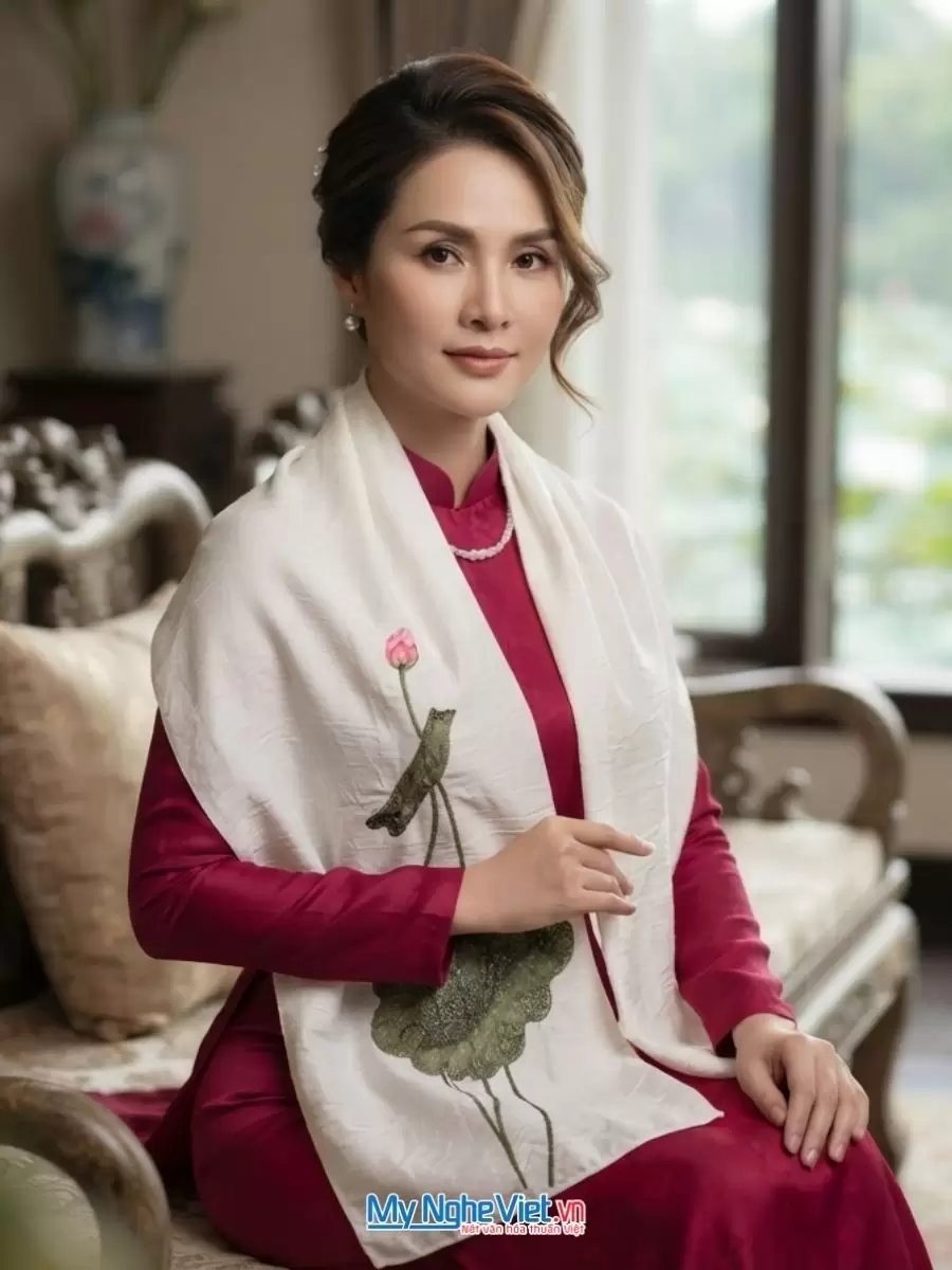 Khăn lụa đũi tơ tằm thêu tay hoa sen 100% silk cao cấp