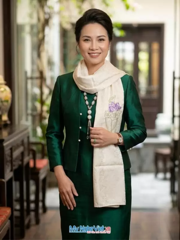 Khăn lụa tơ tằm thêu tay cao cấp