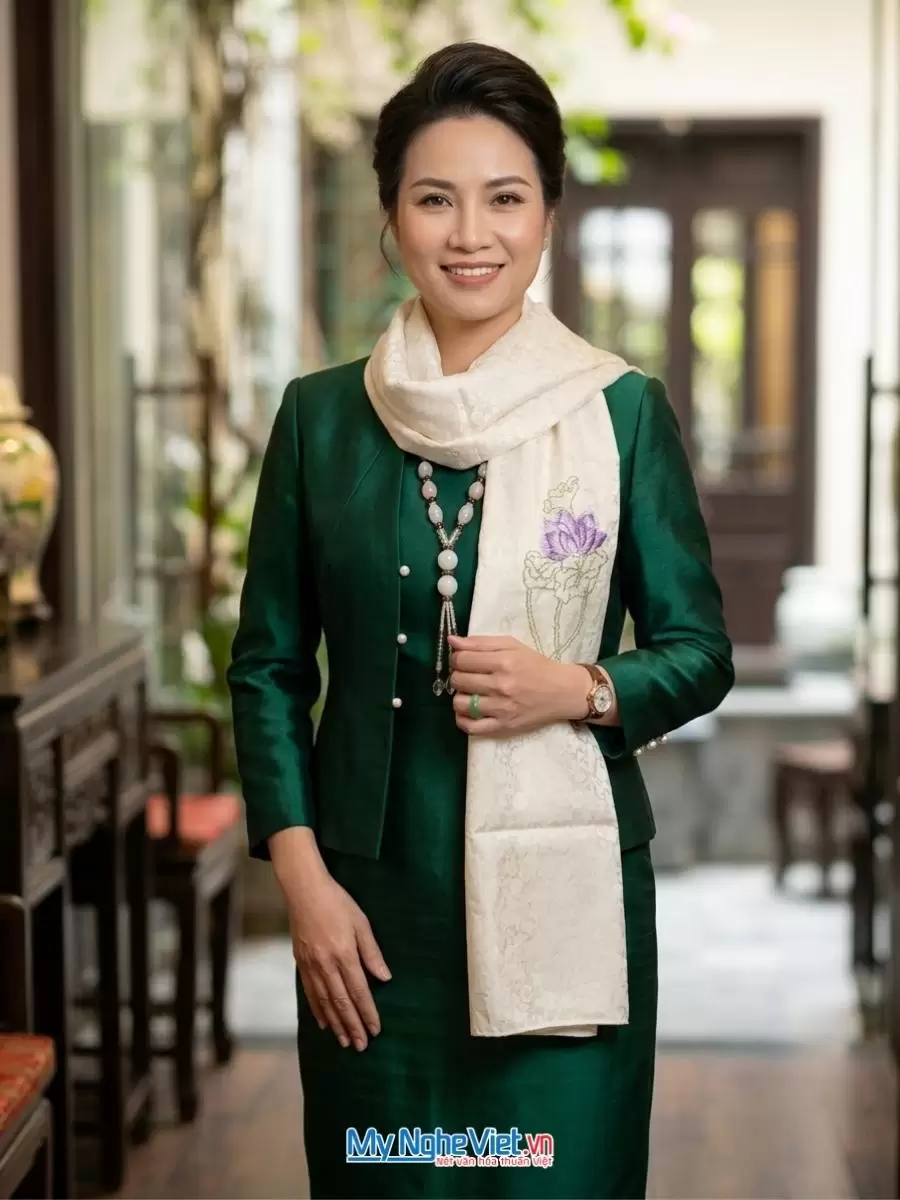 Khăn lụa tơ tằm thêu tay cao cấp