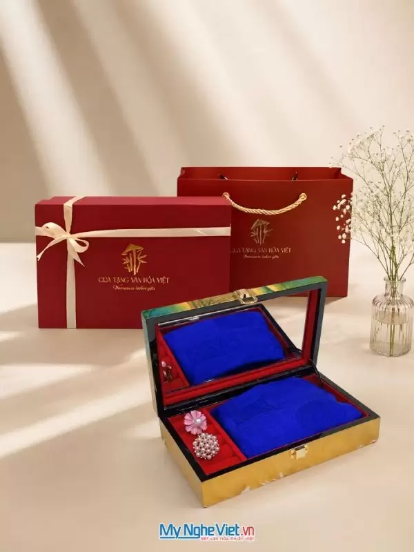 Set quà tặng khăn lụa và hộp sơn mài. Quà tặng đối tác, khách du lịch