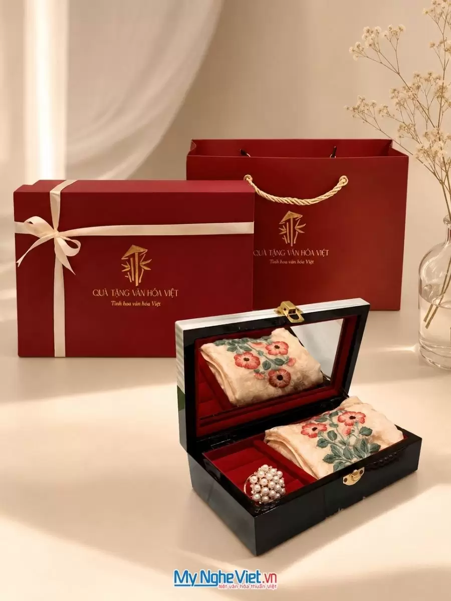Set quà tặng khăn lụa và hộp sơn mài. Quà tặng đối tác, khách du lịch