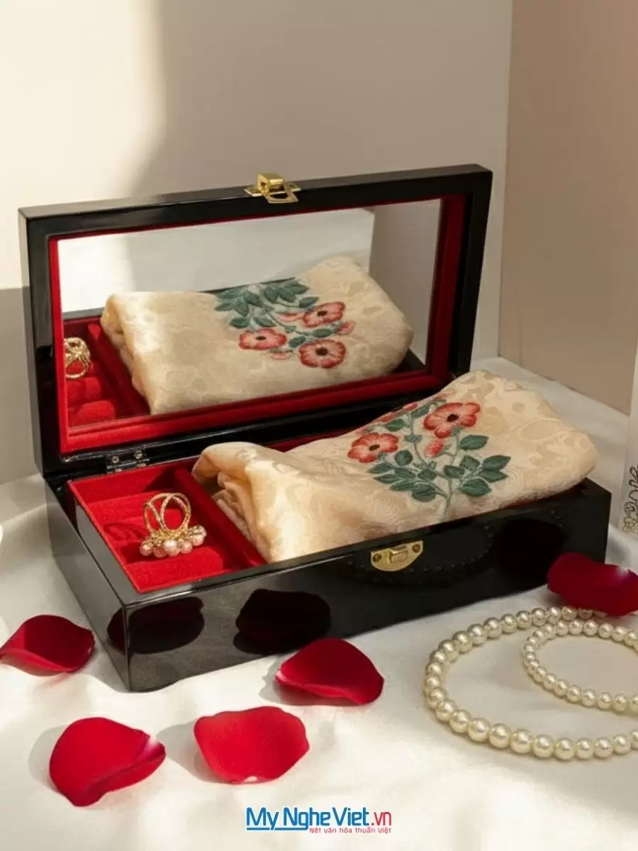 Set quà tặng khăn lụa và hộp sơn mài. Quà tặng đối tác, khách du lịch
