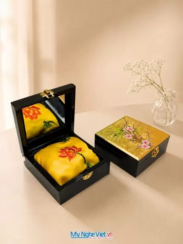 Set quà tặng khăn lụa và hộp sơn mài. Quà tặng đối tác, khách du lịch